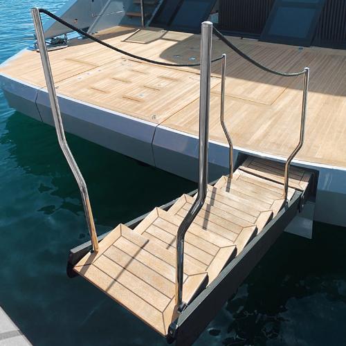 scala per imbarcarsi sullo yacht